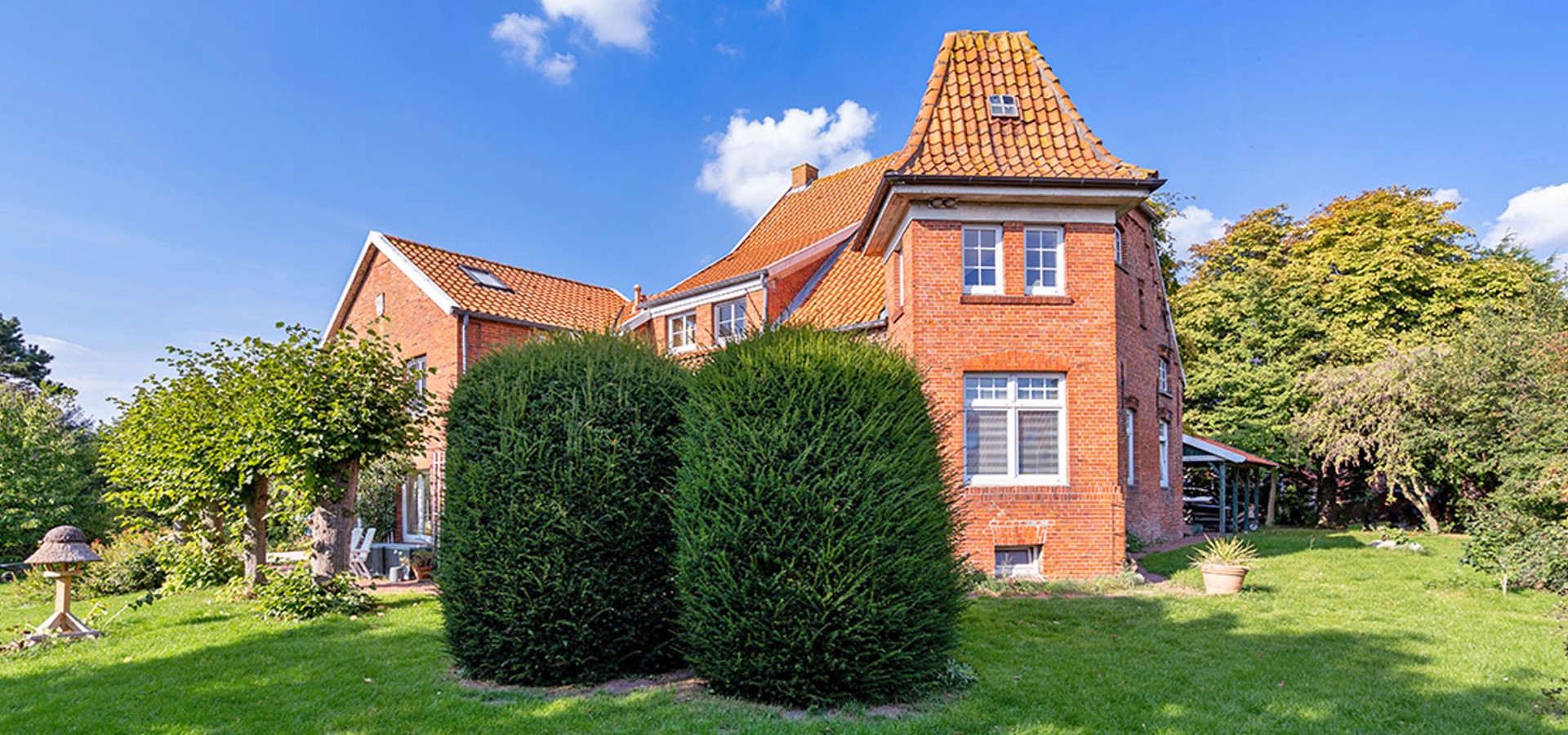 Der Turm mit der besonderen Ferienwohnung Turmzimmer auf dem Pilsumer Hof.