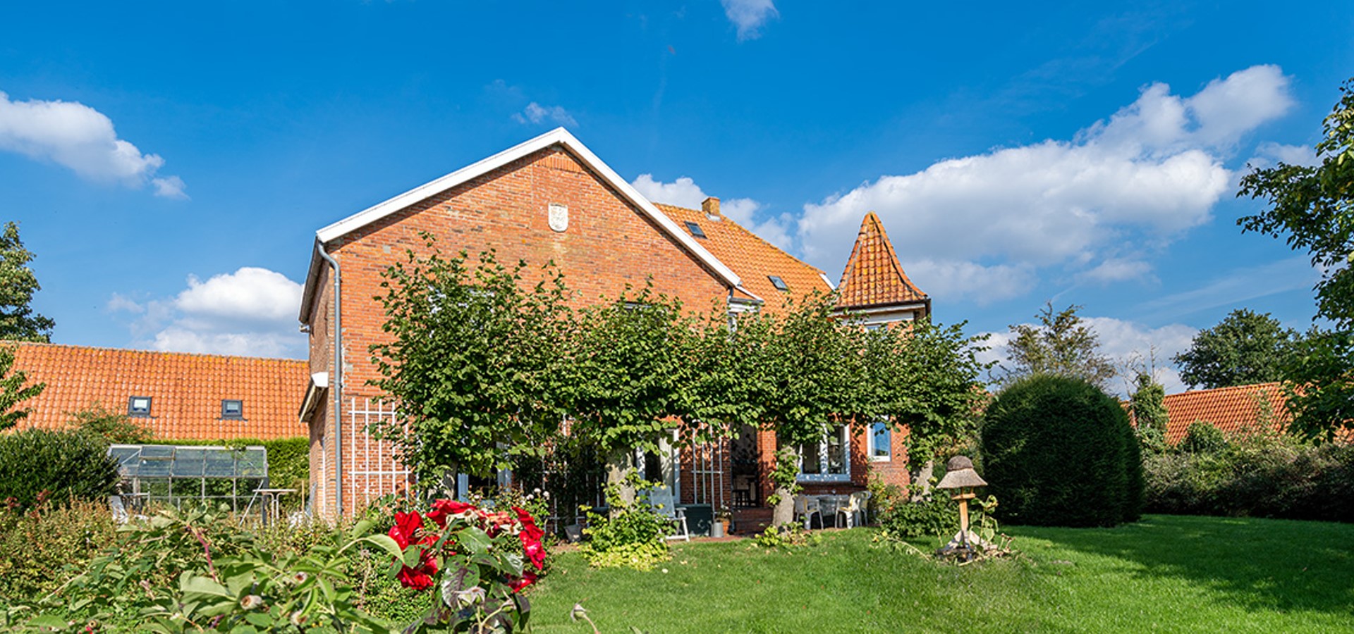 Die Rückseite mit Garten von unserem Hof in Ostfriesland.